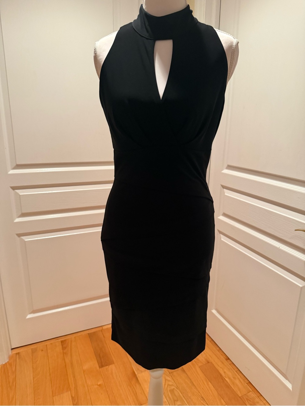 WHBM instantly Slimming Black Sleeveless Mini Dress with Keyhole Neck, Zipper - Picture 5 of 14